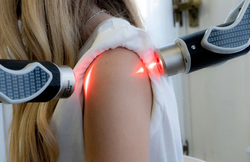 Aplicación de terapia láser en el hombro para tratar el dolor y mejorar la movilidad articular sin cirugía