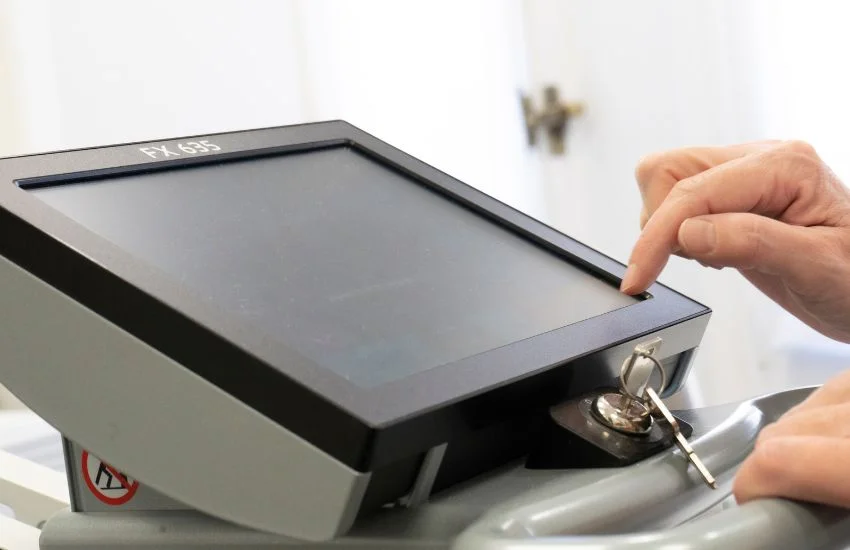 Dispositivo de terapia láser FX 635 utilizado en el tratamiento de la tendinitis de muñeca para reducir inflamación y dolor